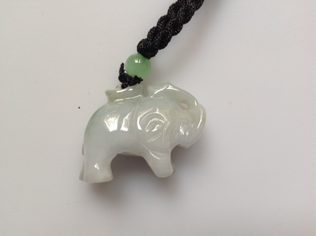 Pendentif lphant en pierre blanche